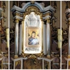 W pozostałych niszach obrotowego tronu w zależności od potrzeb liturgicznych eksponowana jest monstrancja z Najświętszym Sakramentem, krucyfiks lub ikona MB Nieustającejomocy.