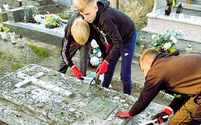 Społecznicy zadbali o zapomniane i zaniedbane mogiły.