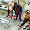 Społecznicy zadbali o zapomniane i zaniedbane mogiły.