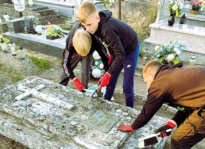 Społecznicy zadbali o zapomniane i zaniedbane mogiły.