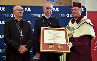 Abp Stanisław Gądecki został odznaczony za zasługi dla uczelni.