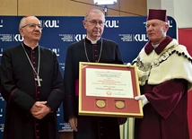 Abp Stanisław Gądecki został odznaczony za zasługi dla uczelni.
