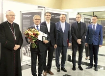 Abp Stanisław Budzik wręczał medal wraz z ks. prof. Mirosławem Wróblem.