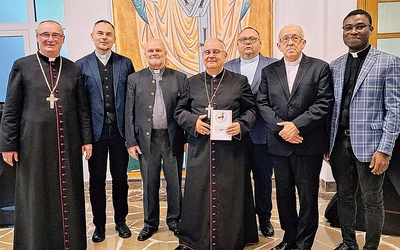 Opolska delegacja podczas gali nagrody w Gnieźnie z biskupem płockim Szymonem Stułkowskim (pierwszy z lewej). Obok niego: ks. Dariusz Flak, ks. Gerard Tyralla, bp Rudolf Pierskała, ks. Grzegorz Sonnek, ks. Stanisław Klein, ks. Romuald Mouzou.