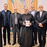 Opolska delegacja podczas gali nagrody w Gnieźnie z biskupem płockim Szymonem Stułkowskim (pierwszy z lewej). Obok niego: ks. Dariusz Flak, ks. Gerard Tyralla, bp Rudolf Pierskała, ks. Grzegorz Sonnek, ks. Stanisław Klein, ks. Romuald Mouzou.