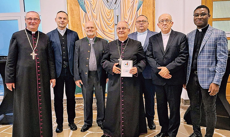 Opolska delegacja podczas gali nagrody w Gnieźnie z biskupem płockim Szymonem Stułkowskim (pierwszy z lewej). Obok niego: ks. Dariusz Flak, ks. Gerard Tyralla, bp Rudolf Pierskała, ks. Grzegorz Sonnek, ks. Stanisław Klein, ks. Romuald Mouzou.