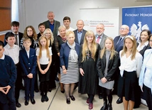 Laureaci i wyróżnieni wraz z organizatorami.