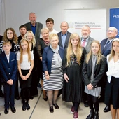 Laureaci i wyróżnieni wraz z organizatorami.