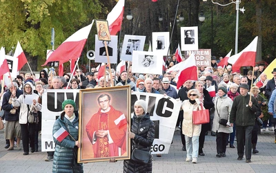 Wielu ludzi upamiętniło kapłana męczennika.