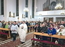Ks. Jacek Mizak poświęcił róże, które czciciele ofiarowali patronce spraw trudnych i beznadziejnych.