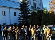 Poszukiwacze z ks. Stanisławem Rożejem.