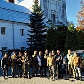 Poszukiwacze z ks. Stanisławem Rożejem.