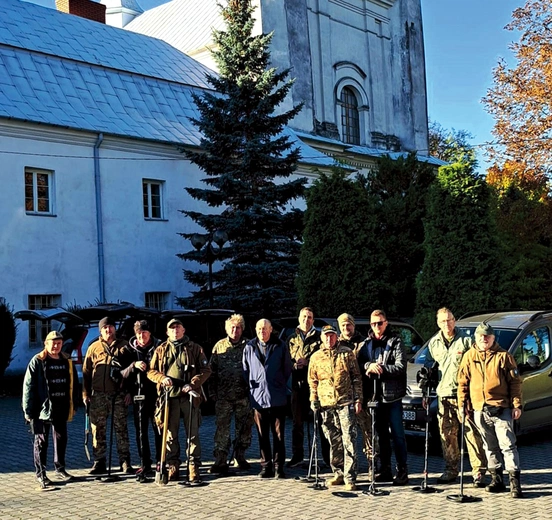 Poszukiwacze z ks. Stanisławem Rożejem.
