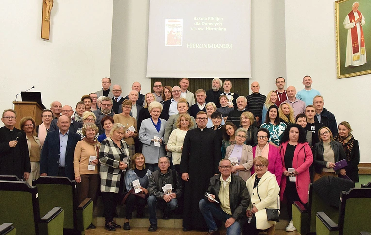 Zgłębiający teksty Pisma Świętego w radomskim seminarium.