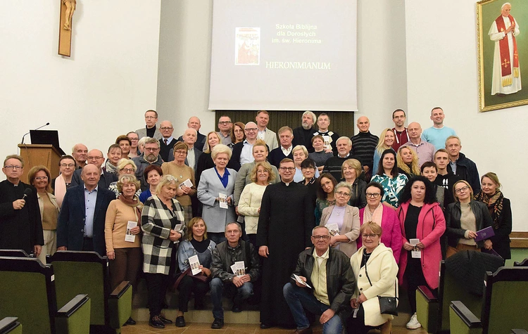 Zgłębiający teksty Pisma Świętego w radomskim seminarium.