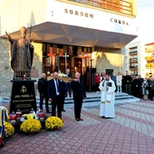 Przy figurze delegacje różnych instytucji złożyły wiązanki kwiatów.