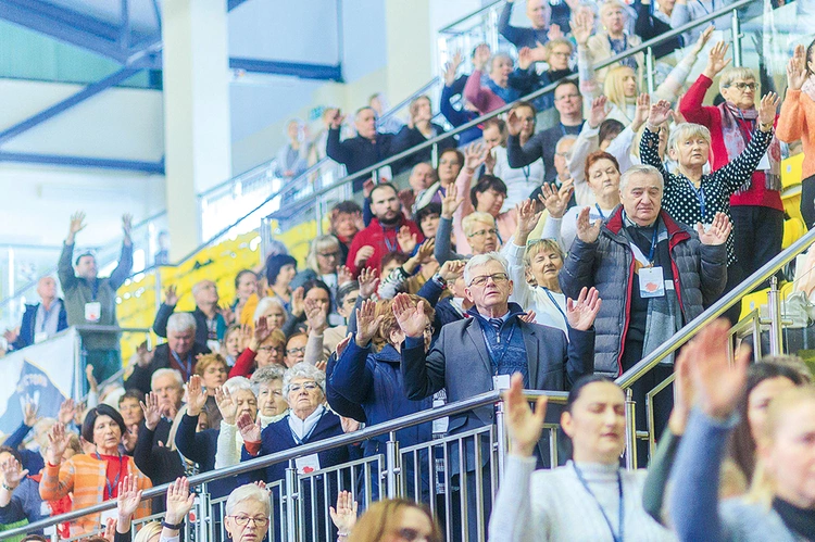 Dorośli i młodzież spotkają się w hali sportowej OSiR w Świebodzicach, natomiast księża i siostry zakonne – w domu rekolekcyjnym w Bardzie.