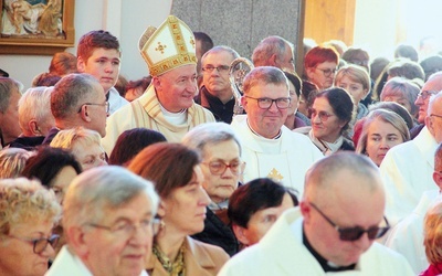 Tłum wiernych wypełnił pasierbiecki kościół.