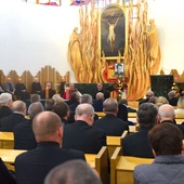 	Pierwsza sesja odbyła się w seminaryjnej kaplicy, gdzie wisi obraz Ukrzyżowanego, który towarzyszył ks. Janowi w drodze do kapłaństwa. 