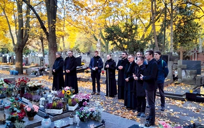 	Seminarzyści warszawscy nie tylko sprzątają nagrobki kapłanów, ale też pamiętają o nich w modlitwie.