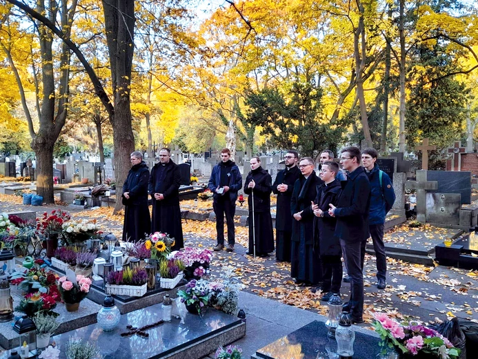 	Seminarzyści warszawscy nie tylko sprzątają nagrobki kapłanów, ale też pamiętają o nich w modlitwie.