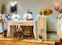 	Uroczysta Msza św., a potem wspólny posiłek były okazją do spotkań po latach.