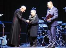 Moment wręczenia nagrody Marii Gawryluk.