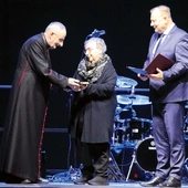 Moment wręczenia nagrody Marii Gawryluk.