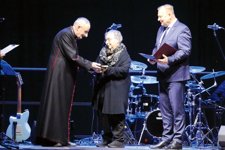 Moment wręczenia nagrody Marii Gawryluk.