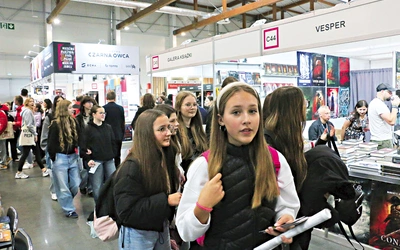 	Wśród gości targowych było bardzo dużo młodych osób.