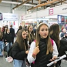 	Wśród gości targowych było bardzo dużo młodych osób.