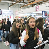 	Wśród gości targowych było bardzo dużo młodych osób.