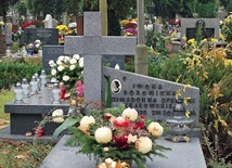 	Na mogile Iwony Borowickiej kwiatów nigdy nie brakuje.