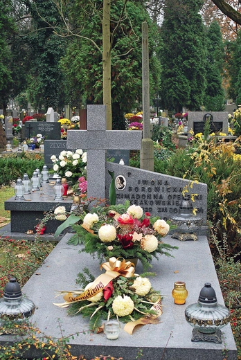 	Na mogile Iwony Borowickiej kwiatów nigdy nie brakuje.