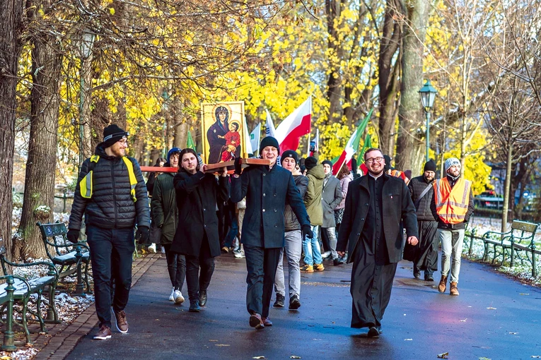 	Centralnym punktem SMAK-u będzie Msza św. 24 listopada w katedrze na Wawelu. Uczestnicy spotkania przyjdą tam w pielgrzymce, niosąc symbole ŚDM.