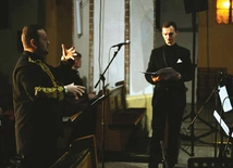 	Wykonawcami finałowego koncertu dyrygował sam kompozytor dzieła. 