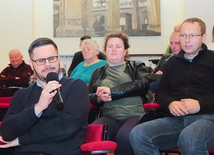 	Pan Jakub reprezentuje liczne gremium z Siemianic.