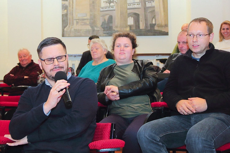 	Pan Jakub reprezentuje liczne gremium z Siemianic.