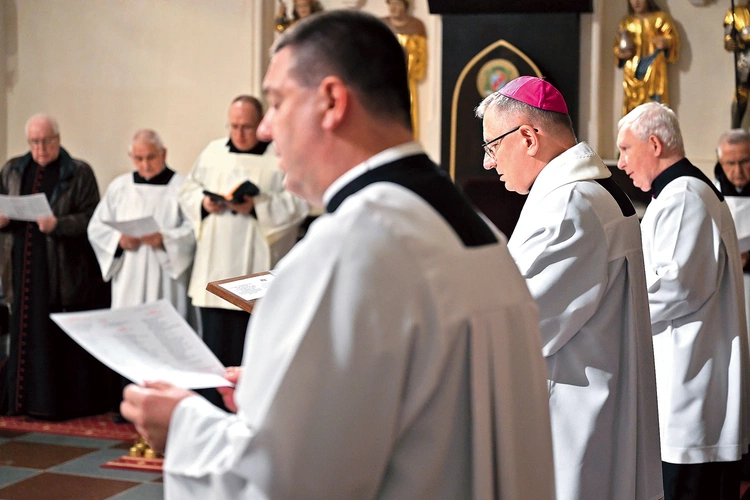 	Nieszpory kapituły  pod przewodnictwem  jej prepozyta,  bp. Krzysztofa Zadarki.