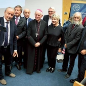 	…oraz grono profesorów, z którymi rozmowy solenizant zawsze sobie cenił. 