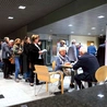 	Przed spotkaniem poeta znalazł chwilę na rozmowę z czytelnikami.