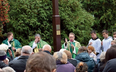 Na zakończenie misji wierni zgromadzili się wokół krzyża.