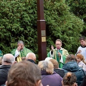 Na zakończenie misji wierni zgromadzili się wokół krzyża.