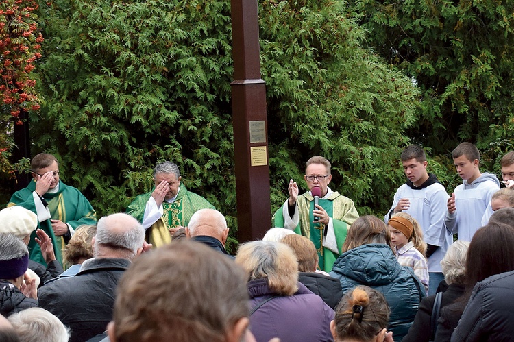 Na zakończenie misji wierni zgromadzili się wokół krzyża.