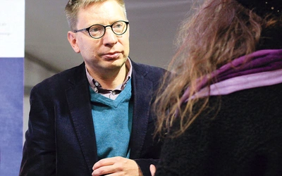 Profesor Michał Bilewicz podczas spotkania w Opolu.
