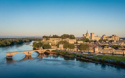 Widok na Awinion.  Z lewej – słynny  XII-wieczny most na Rodanie, w połowie zniszczony przez powodzie.