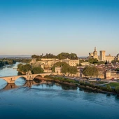 Widok na Awinion.  Z lewej – słynny  XII-wieczny most na Rodanie, w połowie zniszczony przez powodzie.