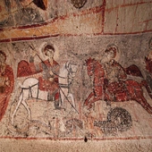 Święci Jerzy i Teodor namalowani w kościele św. Barbary, wykutym w tufowej skale w dolinie Göreme w Turcji.