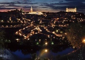 Panorama Toledo.  Ta dawna stolica  państwa Wizygotów  i późniejsza stolica Królestwa Hiszpanii została odzyskana  przez chrześcijan w 1085 roku. Dwa najbardziej oświetlone obiekty to gotycka katedra (w środku)  i alkazar (z prawej)  – dawna twierdza,  obecnie Muzeum Wojska.