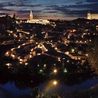Panorama Toledo.  Ta dawna stolica  państwa Wizygotów  i późniejsza stolica Królestwa Hiszpanii została odzyskana  przez chrześcijan w 1085 roku. Dwa najbardziej oświetlone obiekty to gotycka katedra (w środku)  i alkazar (z prawej)  – dawna twierdza,  obecnie Muzeum Wojska.